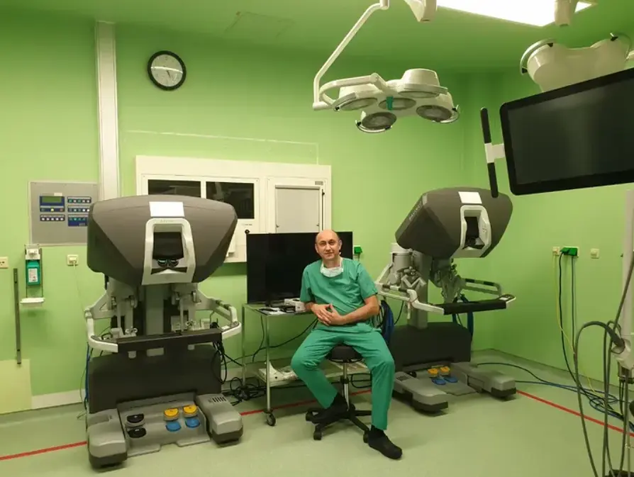 Dr. Rufat Asadbeyli between two Da Vinci consoles, Kiel