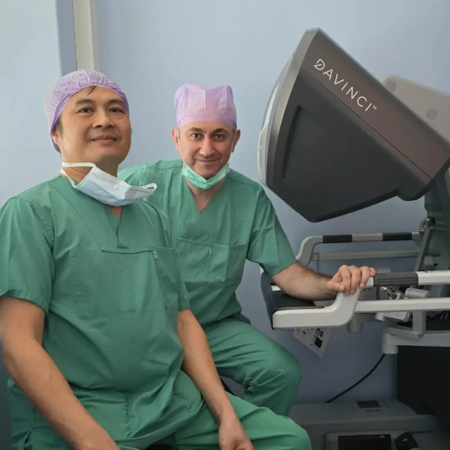Dr. Rüfət Əsədbəyli həmkarı ilə Da Vinci robotunun yanında, əməliyyat otağında