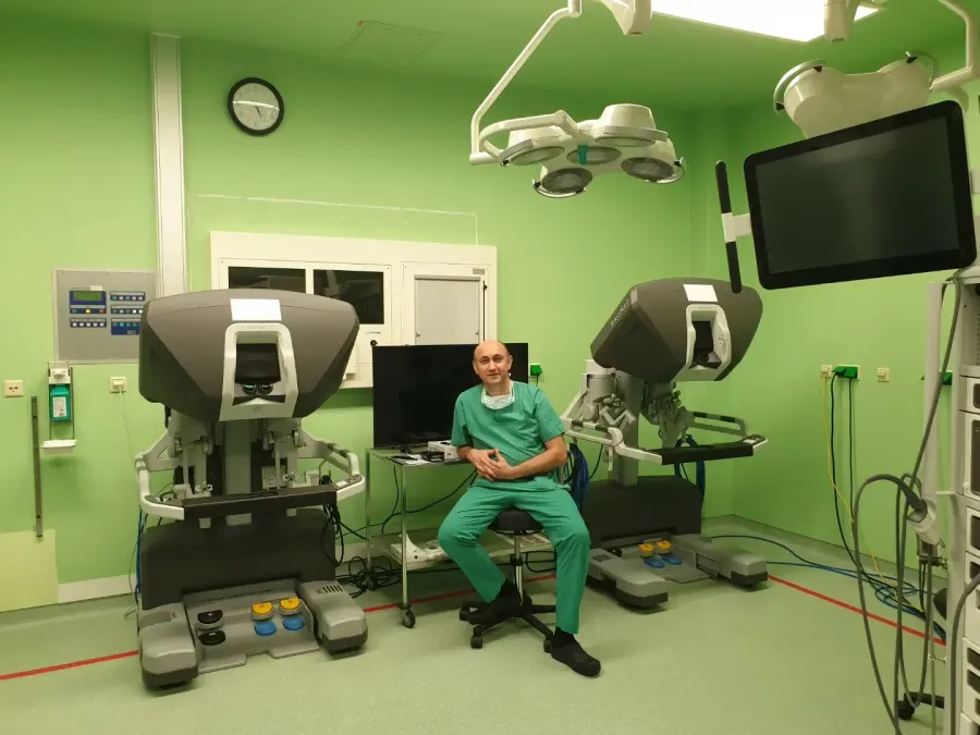 Dr. Rüfət Əsədbəyli iki Da Vinci konsolu arasında, Kiel ekspert kursu