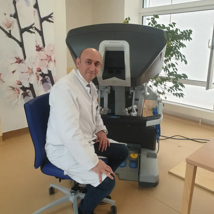 Dr. Rüfət Əsədbəyli Da Vinci Xi cərrahi konsolunun arxasında