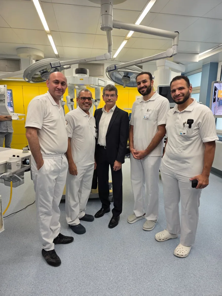 Opening of the new operating area: Rufat Asadbeyli with colleagues in front of the Da Vinci robot