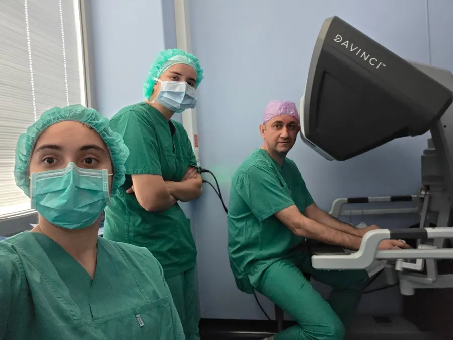 Azərbaycandan gələn qonaq həkimlər Da Vinci əməliyyat otağında