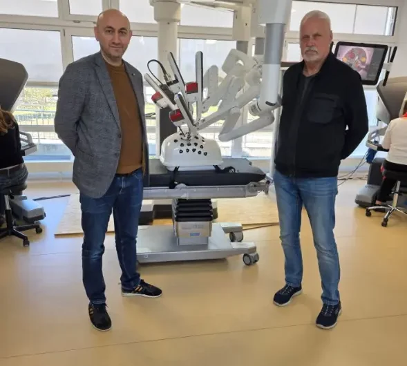Alman xəstəmizə robot vasitəsilə ilə radikal prostatektomiya əməliyyatı